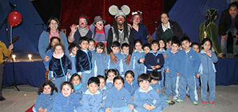 Actores junto a niños que presenciaron la obra